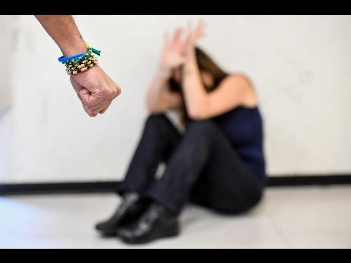 Drogava e faceva violentare la moglie, processo in Francia