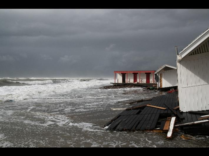 Ischia, frana per il maltempo: auto finiscono in mare. Un uomo recuperato e salvato un uomo travolto dal fango