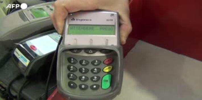 Restano i problemi per pagare con il Pos in Italia. I commercianti: "Che beffa: proprio per il Black friday"