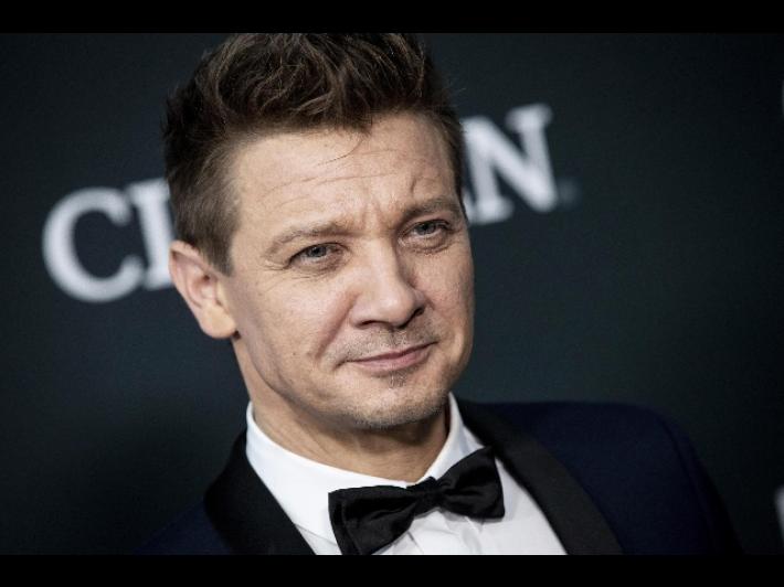Jeremy Renner  potrebbe subire l'amputazione di una gamba