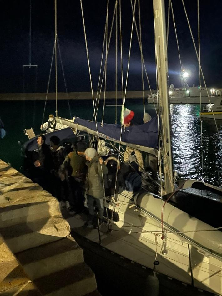 Migranti: primo sbarco del 2023 a Crotone, arrivati in 62