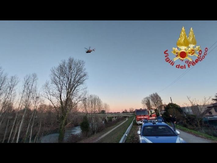 Si getta nel fiume per sfuggire alla polizia: muore annegato a Padova