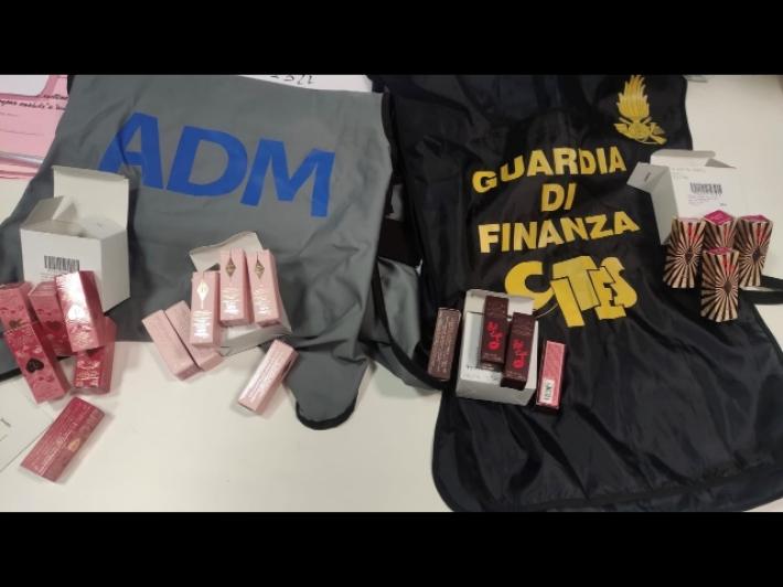 Cosmetici con fiori rari, maxi sequestro al porto della Spezia
