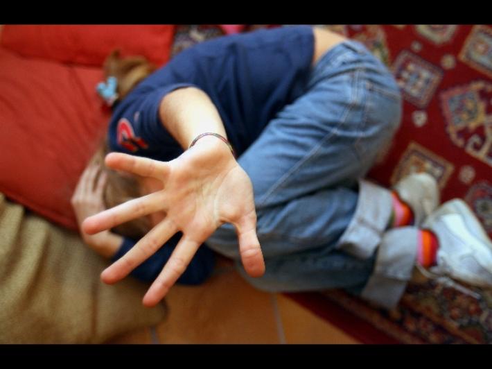 Ragazza di 14 anni pestata da coetanee, il video finisce sui social