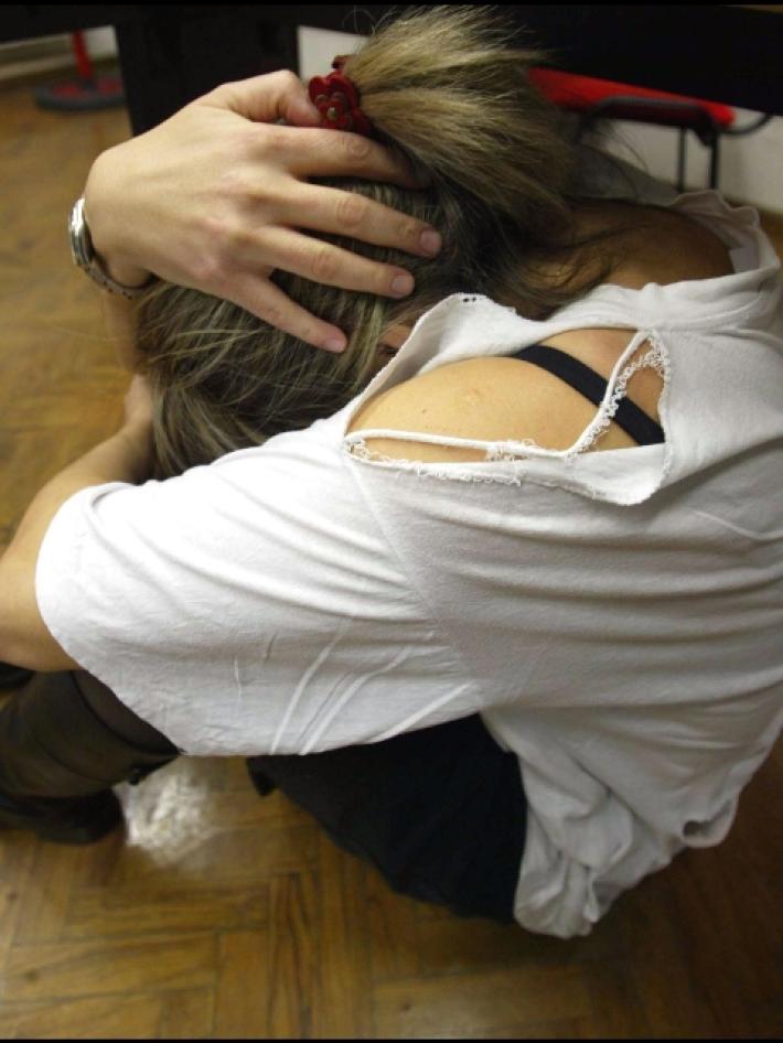 Minaccia la moglie di sfregiarla con l'acido, arrestato