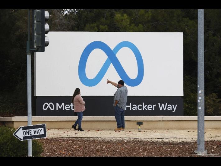 Nuove strette sugli under 16 sui social: Meta annuncia lo stop alle dirette senza il consenso dei genitori