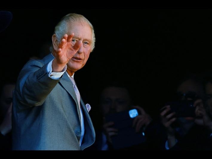 Rinviata la visita di re Carlo in Francia a causa delle proteste