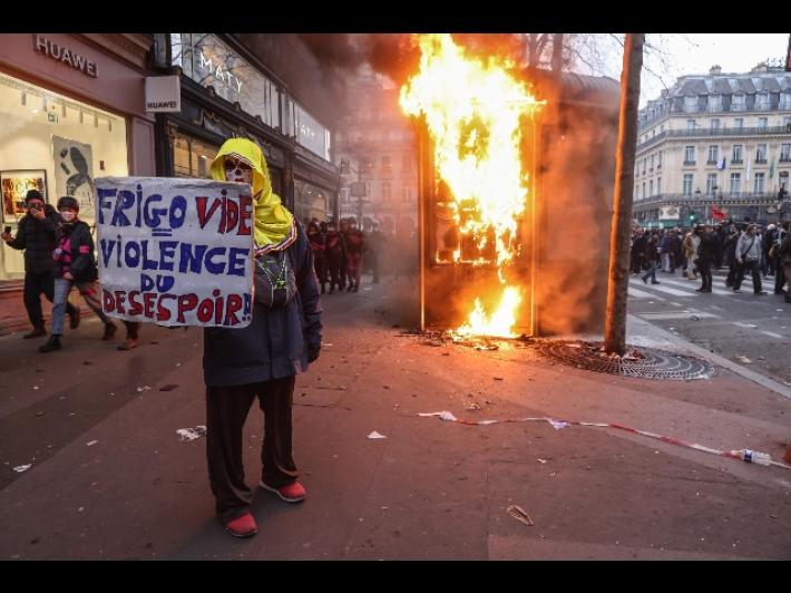 Francia: in scontri ieri 457 fermi e 441 agenti feriti