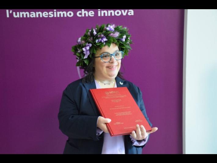 Studentessa con sindrome Down si laurea con tesi violenza genere