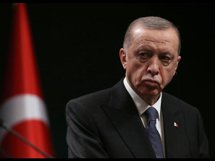 Erdogan, continueremo a tagliare i tassi anche dopo il voto