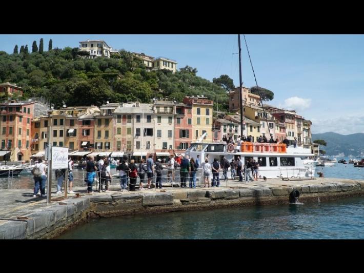 Portofino, ok ai selfie, ma niente piedi nudi, bikini o uomini a torso nudo per le vie del paese