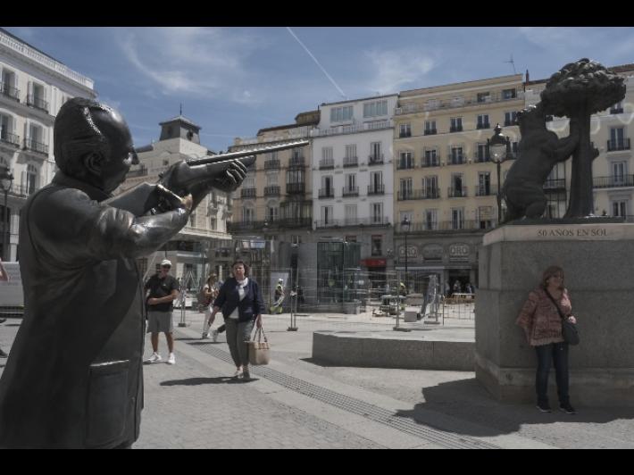 A Madrid spunta a sorpresa una statua di Juan Carlos cacciatore