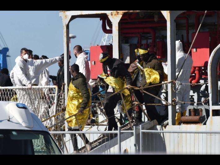 Viminale, accoglienza migranti diffusa, stop grandi centri