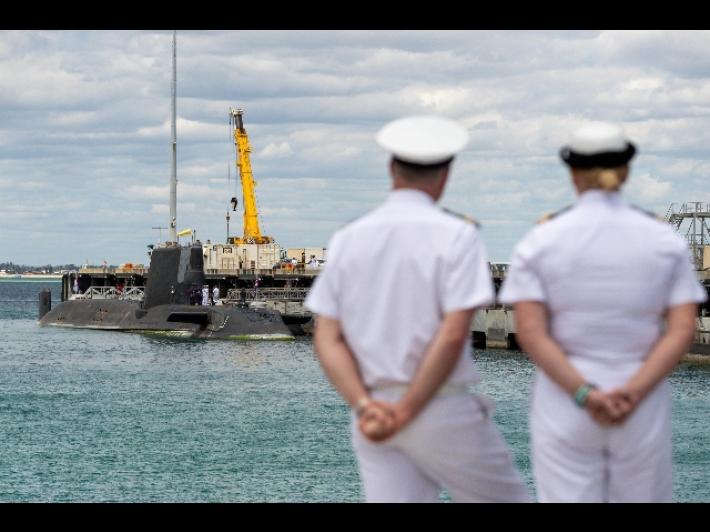 Royal Navy, 'documenti ufficiali trovati in un bagno di un pub'