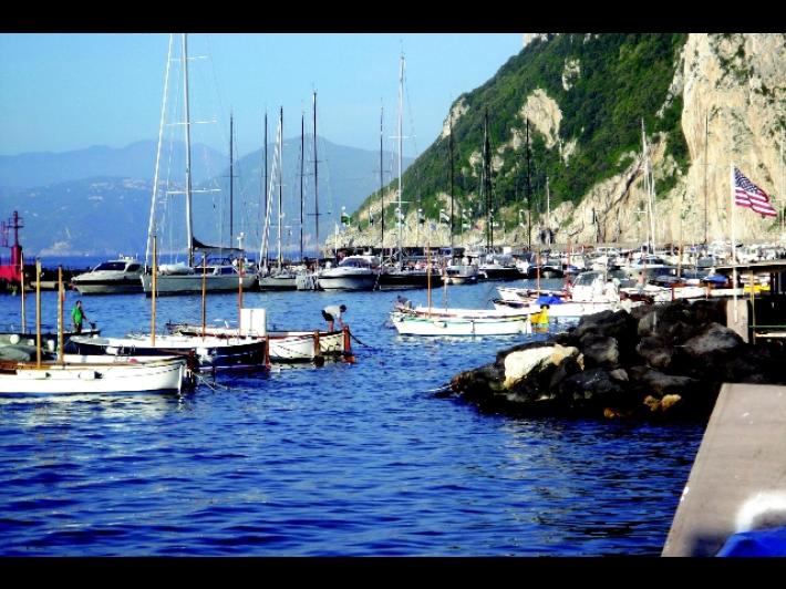 Costumista della troupe di Sorrentino trovato senza vita: mistero a Capri,  si cerca il telefono dell'uomo