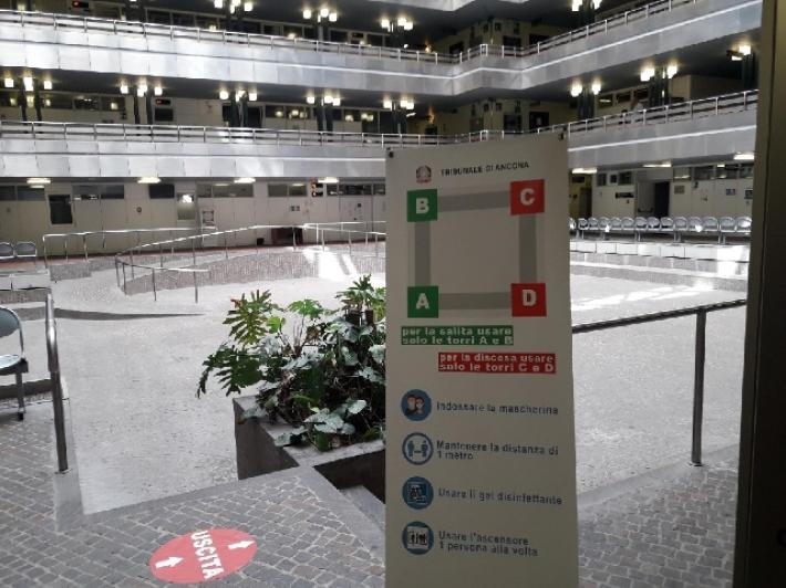 Si sposa due volte senza divorziare, a processo per bigamia