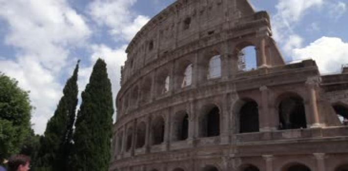 Ci risiamo: un altro turista deturpa il Colosseo, denunciato: &egrave; il terzo in pochi giorni