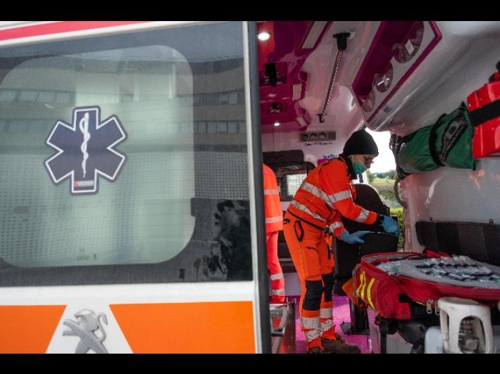 Operaio precipita da un'impalcatura: trasportato a Vaio