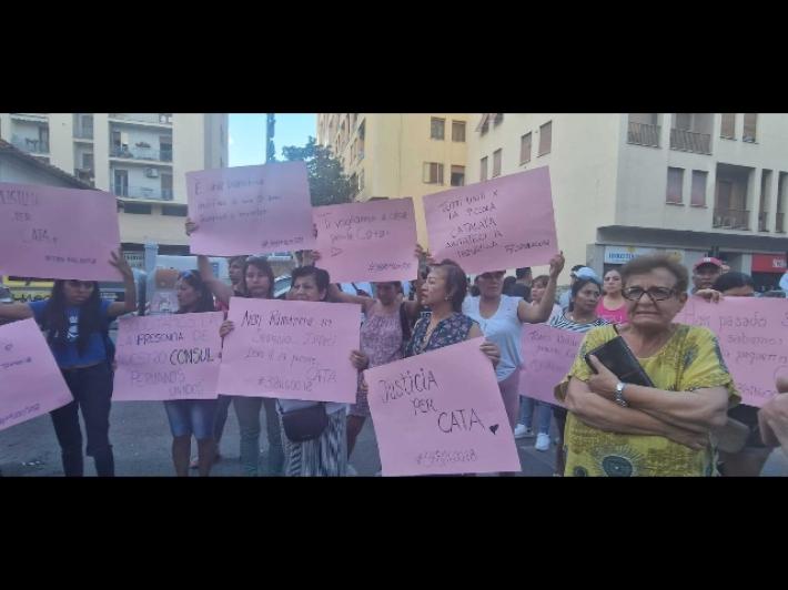 Donne e bimbi peruviani 'Ti vogliamo a casa piccola Kata'