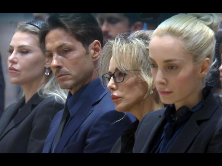 Fascina accarezza e bacia la bara di Silvio Berlusconi