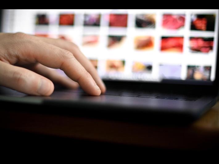 "Le vite degli altri", spiava i condomini con le webcam, denunciato