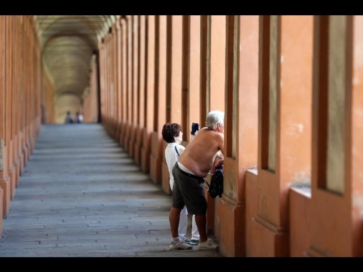 Bologna, cammina in strada e non sotto il portico: multato dai vigili