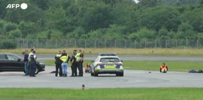 Aeroporto di Amburgo, uomo asserragliato in auto con figlio. Traffico aereo interrotto