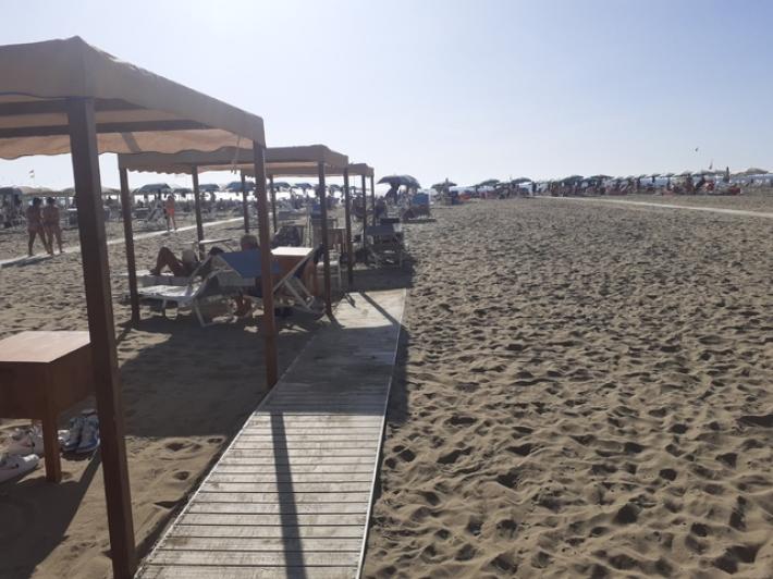 Clima mite, tanti al mare in Versilia e stabilimenti aperti