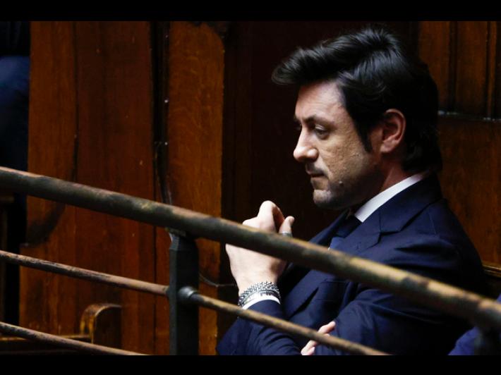 Sul caso Giambruno doppia segnalazione all'Ordine: "E' distrutto" (ed &egrave; in hotel a Milano). Manuela Boselli lo sostituisce ancora in tv