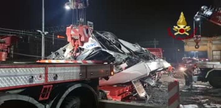 Bus precipitato: il guard rail "che sembrava una ringhiera" al centro dell'inchiesta. Anche un neonato e due ragazzini tra le vittime