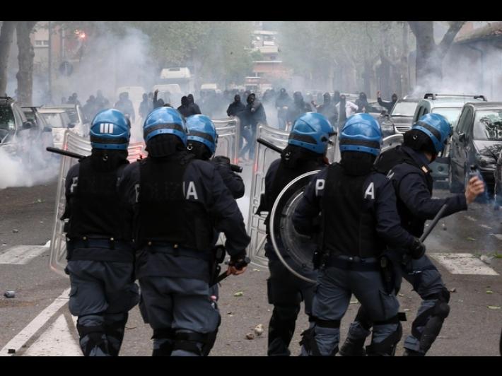 Scontri tra ultras Bologna e forze ordine fuori dallo stadio a  Udine