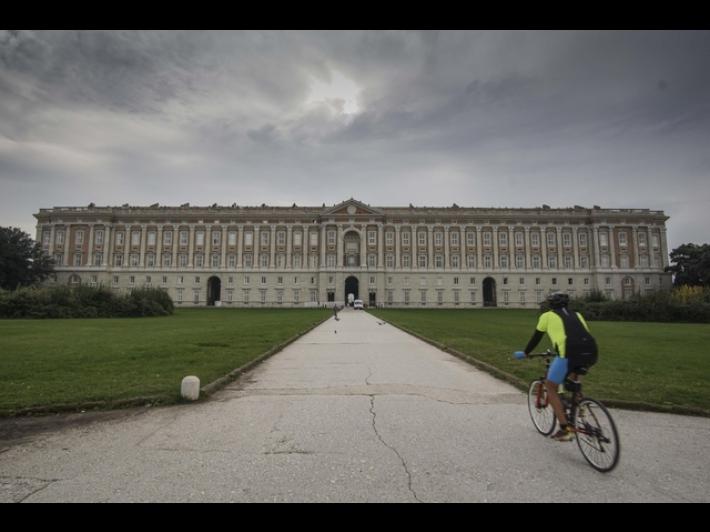 Scheletro davanti alla Reggia di Caserta,sono resti di un 50enne