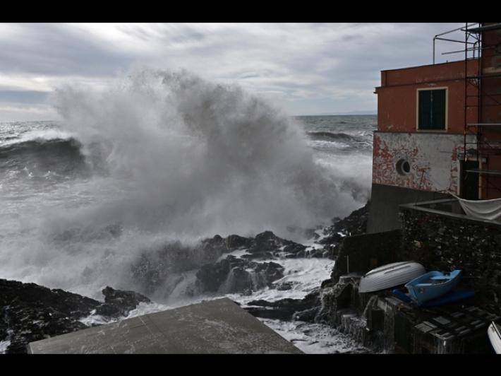 Tre feriti a Genova per la mareggiata, uno &egrave; grave