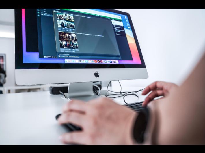 Gli studenti usano l'Ia ma temono distanza con i docenti