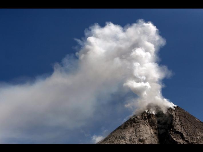 In Indonesia erutta il vulcano Marapi, 3 km colonna di cenere