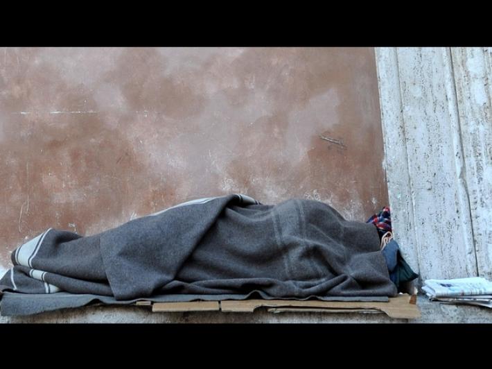 Clochard muore di freddo in strada a Genova