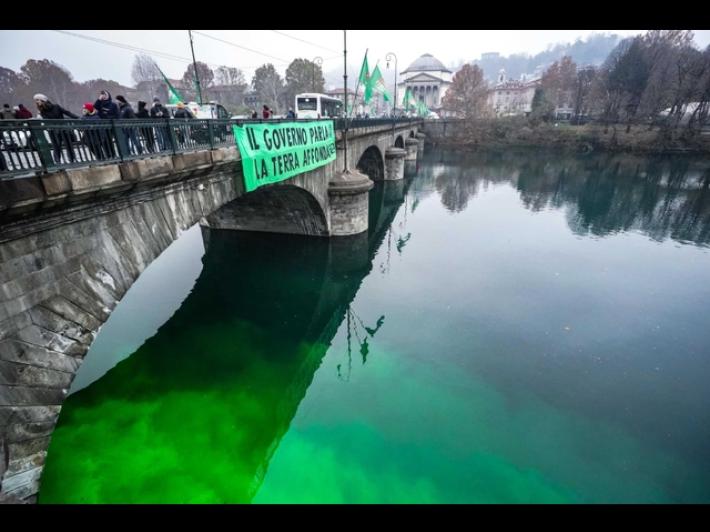 Extiction Rebellion colora di verde il Po a Torino
