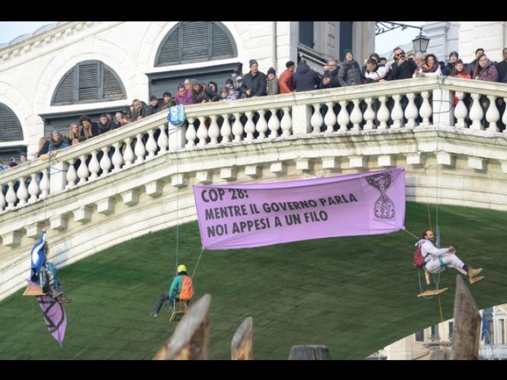 Blitz ambientalista, tinto di verde il Naviglio a Milano