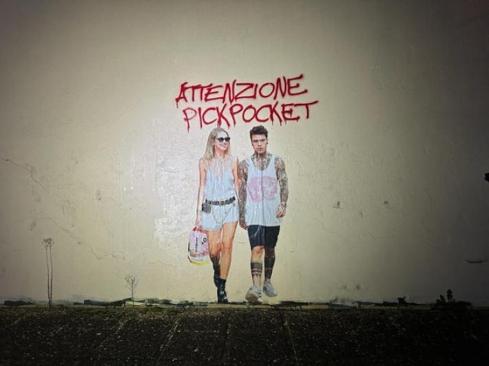 Ferragni: su un muro di  Padova un  graffito "attenzione pick pocket" (in inglese sono i borseggiatori)