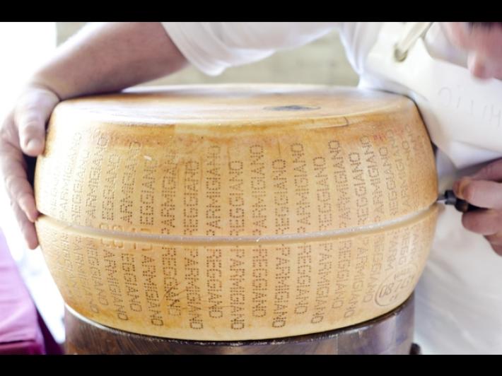 Alimentare, 2023 amaro per chi produce latte da Parmigiano