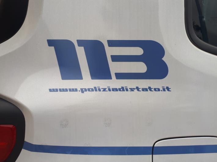 'Pap&agrave; sta picchiando mamma', chiama la polizia a 7 anni 