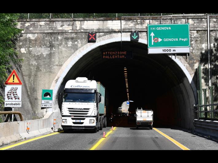 Auto contro camion in A10 a Genova: morto un 73enne originario di Parma 