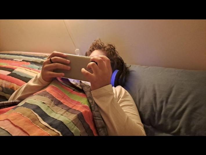 Usare lo smartphone a letto peggiora la qualit&agrave; del sonno