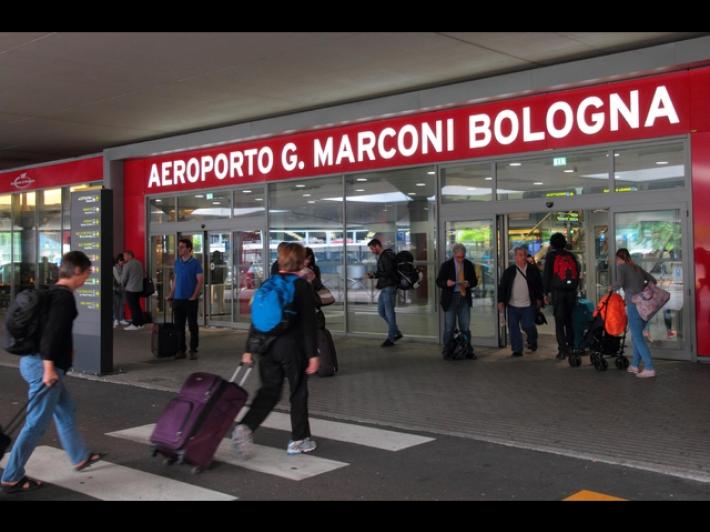 Senegalese rifiutato dai taxi all'aeroporto di Bologna