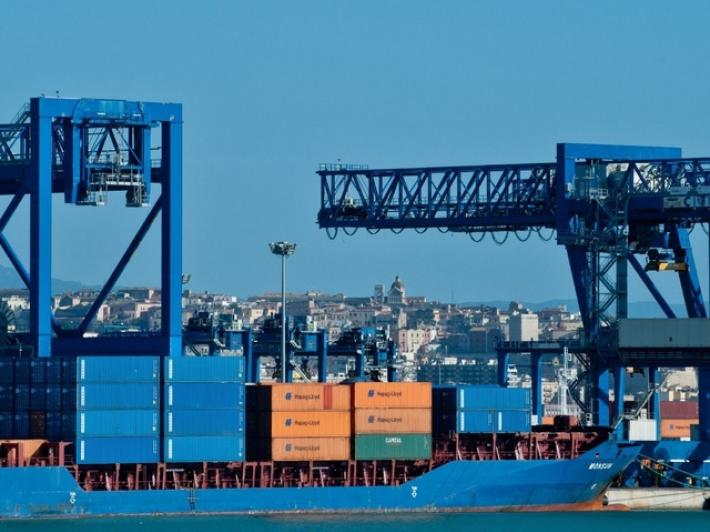 Operaio muore schiacciato da container in Porto a Cagliari