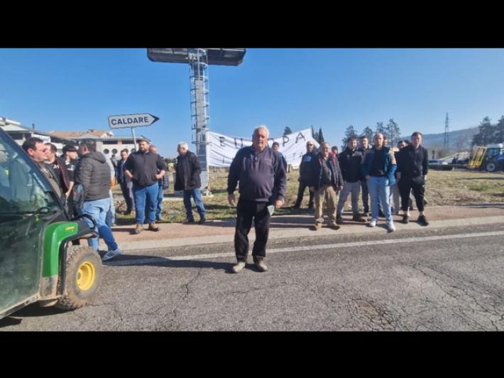 Nuova protesta dei trattori davanti al casello di Orte