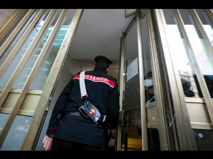 Picchia e tenta violenza su una donna in un androne, arrestato