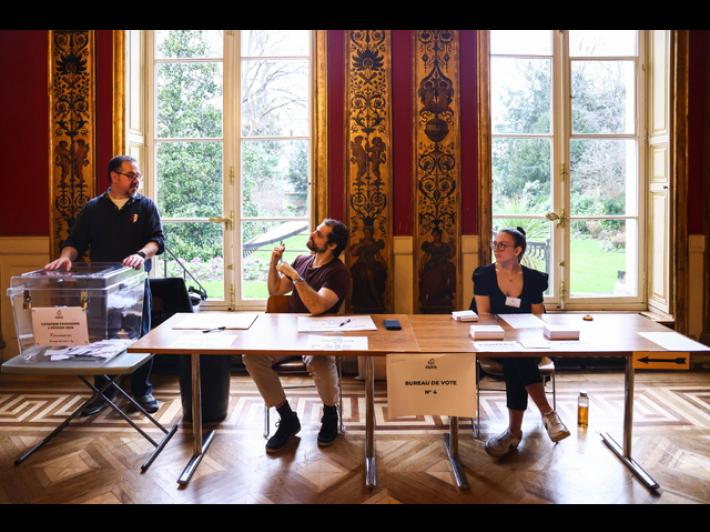 Parigi vota al 54,55% per triplicare costo dei parcheggi dei Suv