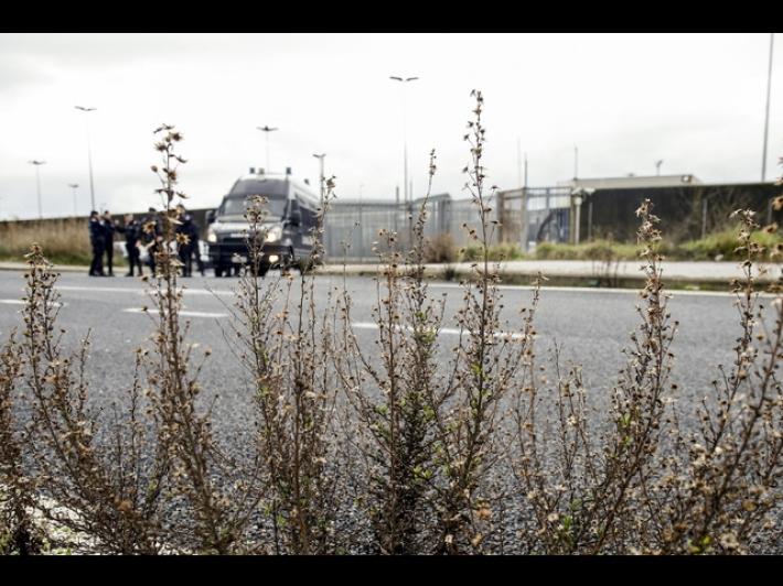 22enne si suicida nel Cpr a Roma, disordini con lancio di sassi