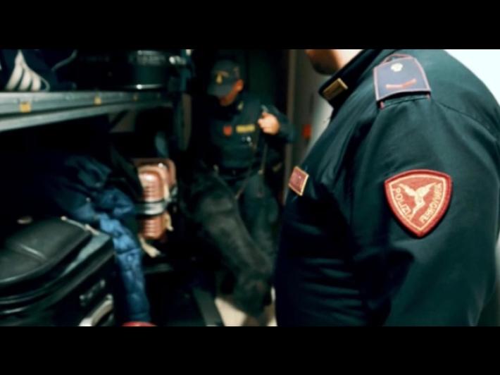 Istruttore di Trenord cerca di strangolare una donna capotreno con una sciarpa 